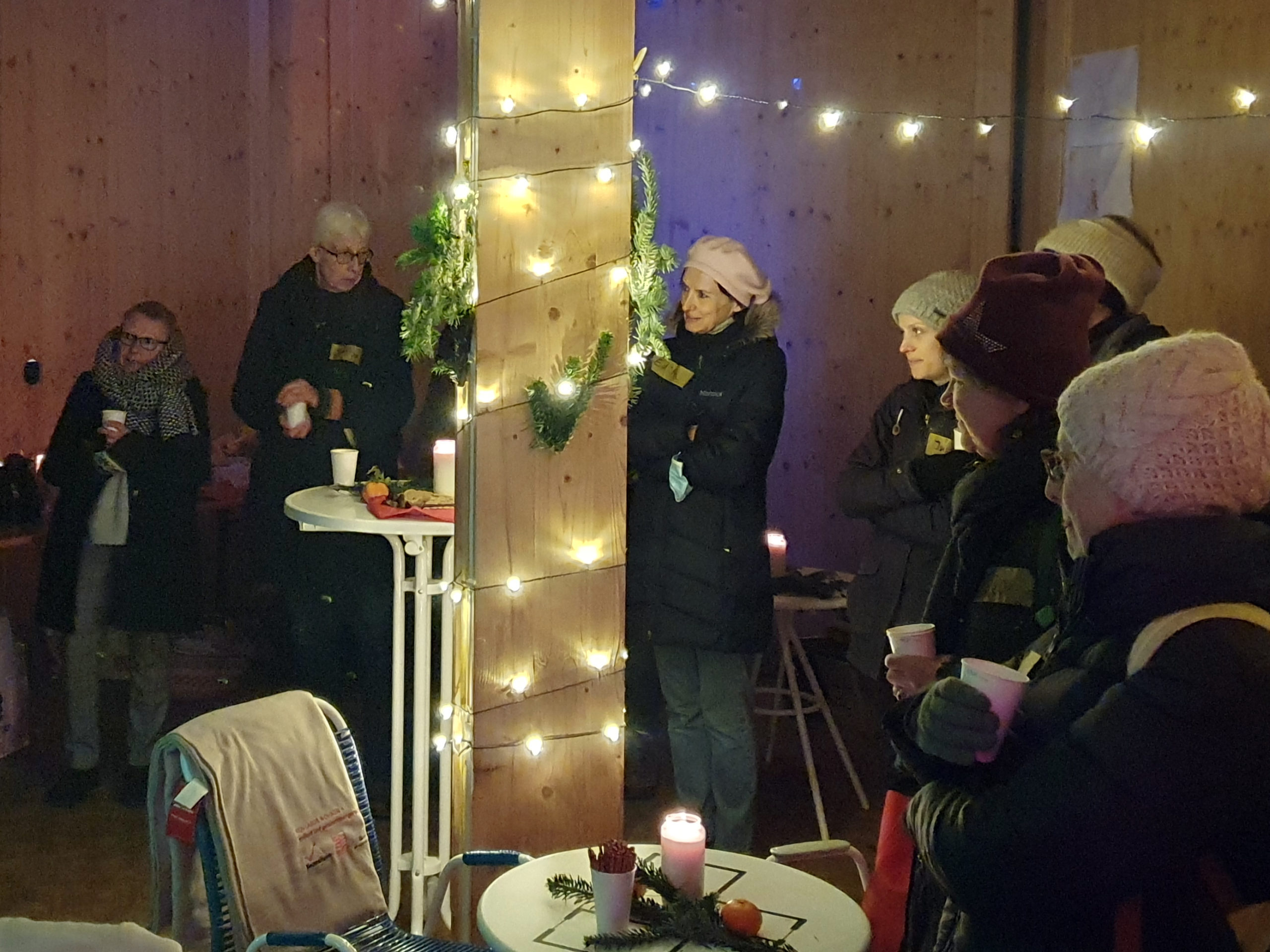 Bild Stuttgart Beteiligungsaktion, weihnachtliche Stimmung, Glühwein, Lichterkette, Tannenzweige