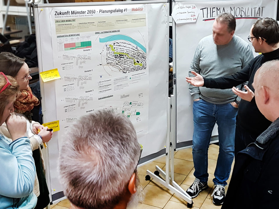 Bild Beteiligungsaktion Stuttgart-Münster Menschen vor einer Standttafel