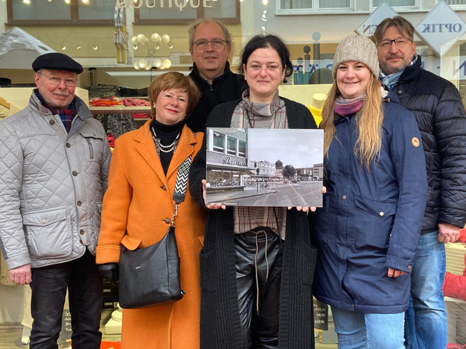 Menschen stehen vor einem Schaufenster in Bonn : Es zeigt (v.l.n.r.): Bernd Birkholz und Dr. Iris Henseler-Unger (Heimatverein Bad Godesberg), Arnulf Marquardt-Kuron (Amt für Wirtschaftsförderung), Michaela Hisge (Boutique MyStyle Bad Godesberg), Sophie Büchner und Frank Schmitz