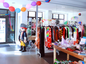 Pop-Up-Store von innen bei der Eröffnung in Zweibrücken mit Luftballongirlande