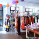 Pop-Up-Store von innen bei der Eröffnung in Zweibrücken mit Luftballongirlande