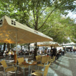 Frankfurt, Bild mit Blick auf einen Biergarten, Außenbewirtung im Sommer