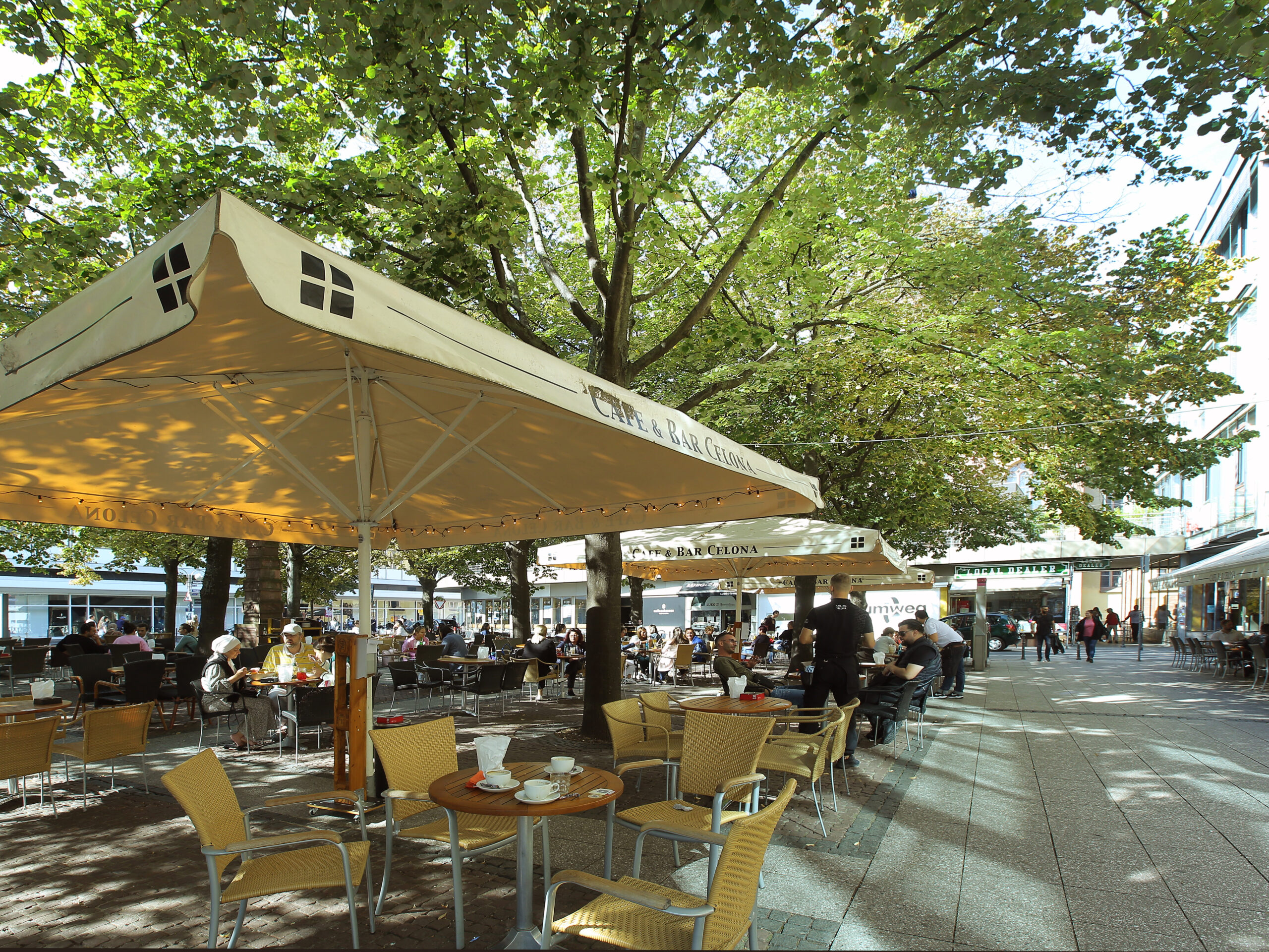 Frankfurt, Bild mit Blick auf einen Biergarten, Außenbewirtung im Sommer
