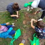 Frankfurt Ginnheim Kinder graben im Rasen