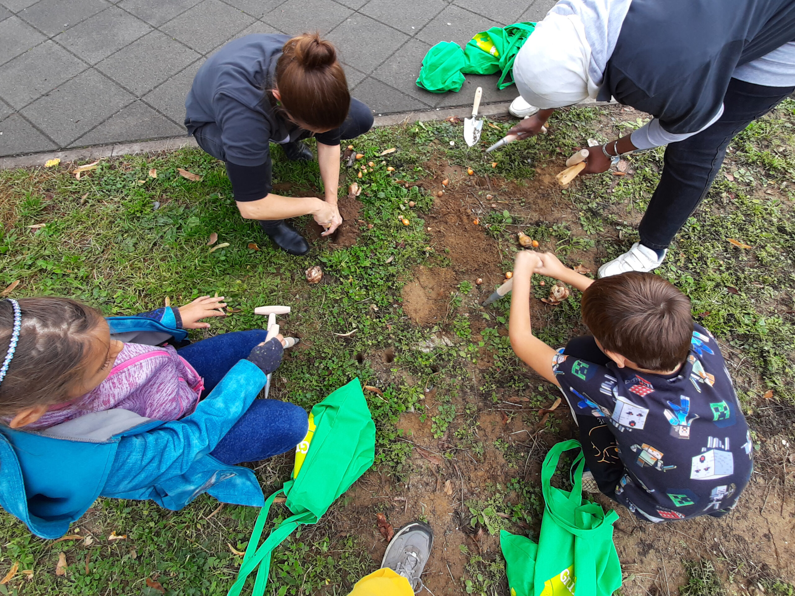 Frankfurt Ginnheim Kinder graben im Rasen